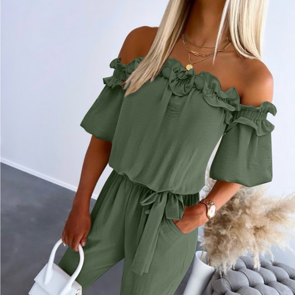 Casual-Chic Jumpsuit perfect for daily wear and vacation. Never Worn #NWOT. L